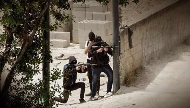 مقاومون يطلقون النار تجاه جنود الاحتلال على حاجز غرب نابلس
