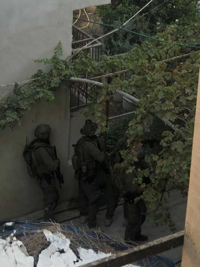 قوات إسرائيلية تعتقل مقاومًا من منزله بمحيط مخيم جنين