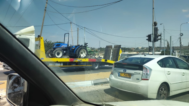 الاحتلال يصادر جراراً زراعياً في مسافر يطا