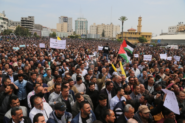 حراك الموظفين بالضفة يدعو لاعتصام أمام مقر وزارة المالية غدا