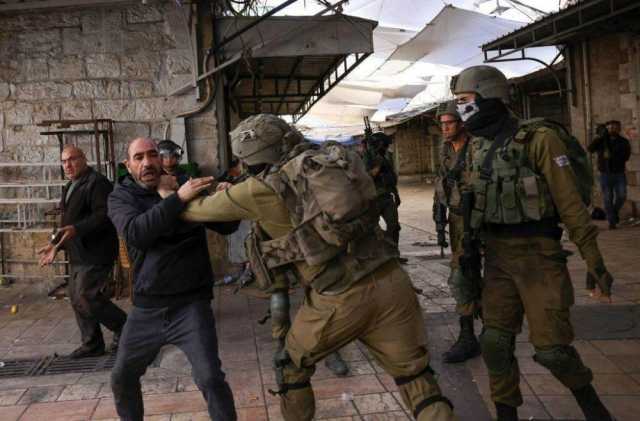 الاحتلال يعتقل أربعة مواطنين بعد الاعتداء عليهم في الخليل