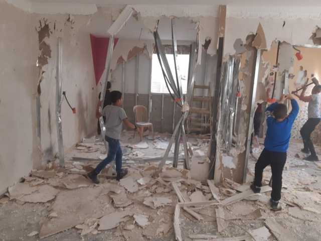الاحتلال يهدم منزلا في صورباهر ويخطر بهدم بناية في الطور  