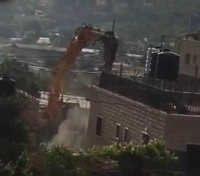 الاحتلال يهدم منزل الأسير نديم صبارنة شمال الخليل