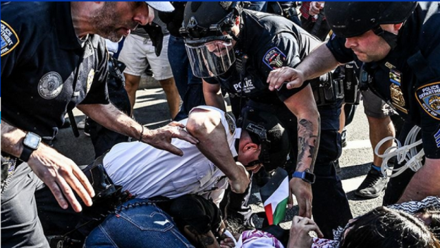  شرطة نيويورك تقمع مظاهرة مؤيدة لفلسطين