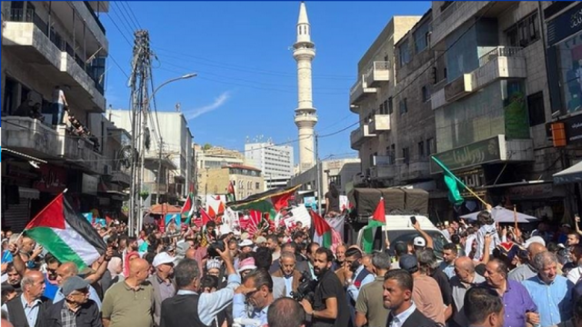  'مستمرون دعمًا للمقاومة'.. مئات الأردنيين يتظاهرون تضامنًا مع غزة