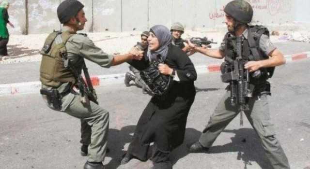 الاحتلال يعتقل سيدة ويعتدي على مسنة بمسافر يطا جنوبي الخليل