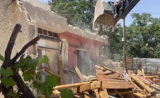 الاحتلال يهدم منزلين وبركسين جنوب نابلس