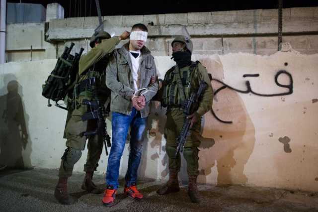الاحتلال يعتقل 10 مواطنين بينهم أطفال في الضفة