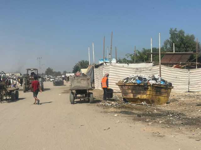 بلدية خان يونس تشرع بجمع النفايات من مخيمات النزوح بالشراكة مع الصليب الأحمر
