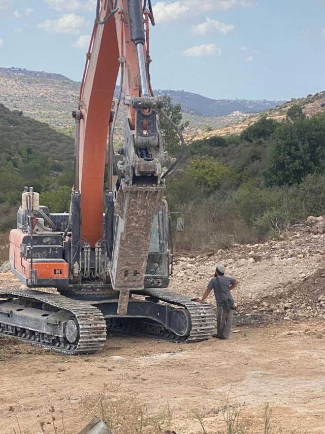 جرافات المستوطنين تحول قرية أم صفا إلى سجن