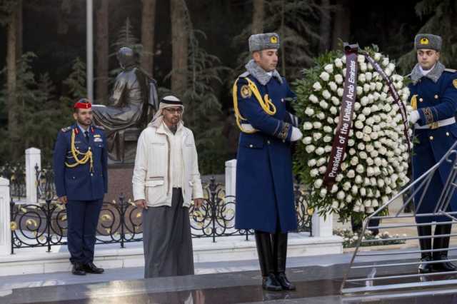 رئيس الدولة يزور ضريح المؤسس وحديقة الشهداء في باكو