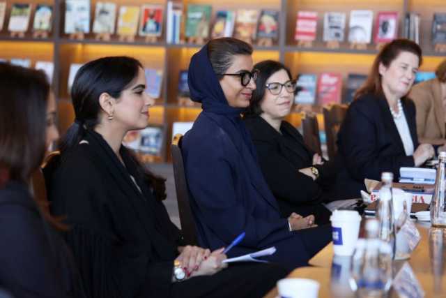 نورة الكعبي تشارك في جلسة طاولة مستديرة حول المرأة في الدبلوماسية
