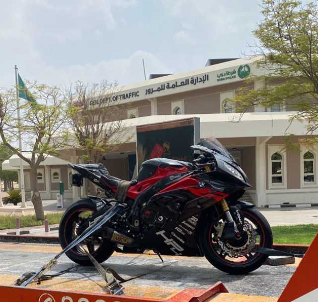شرطة دبي تضبط فتيات يقدن دراجاتهن النارية بتهور بهدف الاستعراض