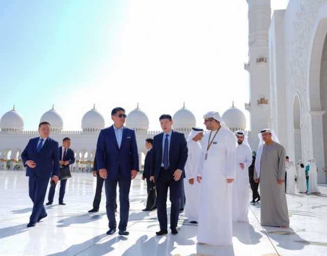 رئيس جمهورية منغوليا يزور جامع الشيخ زايد الكبير في أبوظبي