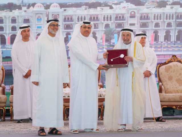 حاكم الشارقة يدشن البنايات التجارية في مدينة دبا الحصن ويسلم سندات الملكية لأصحابها