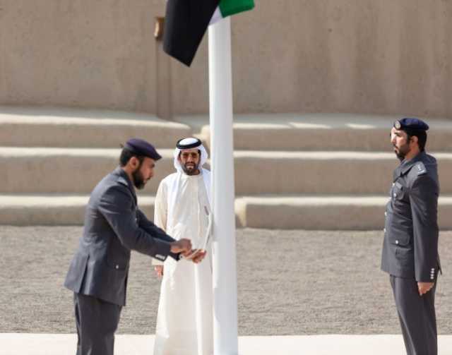 طحنون بن محمد يرفع العلم  في قلعة الجاهلي بمدينة العين