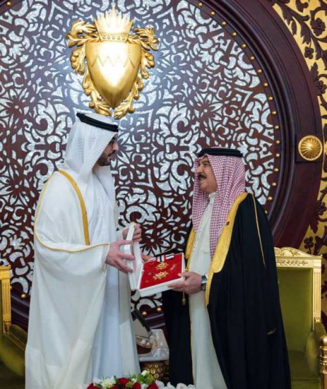 الملك حمد بن عيسى يقلّد سلطان بن حمدان آل نهيان وسام البحرين من الدرجة الأولى