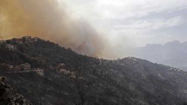 شاهد: سباق مع الزمن لإخماد عشرات الحرائق في عدة غابات بالجزائر