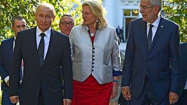 شاهد: وزيرة الخارجية النمساوية السابقة كارين كنايسل تعيش في قرية روسية