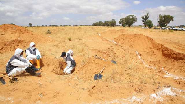 مأساة جديدة في ليبيا.. العثور على جثث عشرات المهاجرين في مقابر جماعية