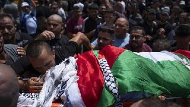 شاهد: حشد غفير يشيّع فلسطينياً قتله الجيش الإسرائيلي بالضفة الغربية المحتلة