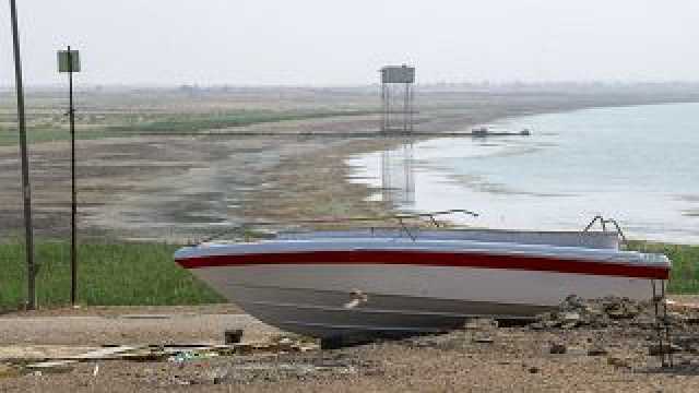 شاهد: بسبب الجفاف.. بحيرة الحبانية تتحول من وجهة سياحية إلى 'بركة راكدة' في العراق