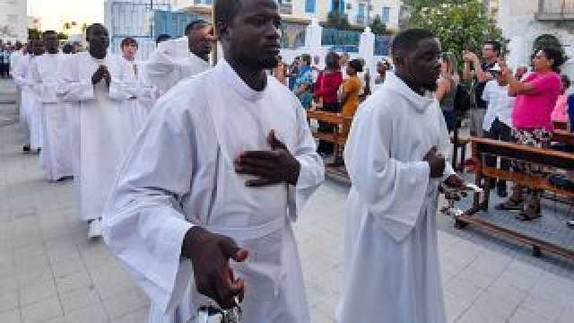 تونس: على وقع أزمة المهاجرين وتداعياتها المئات من المسلمين والكاثوليك يخرجون في مسيرة 'العيش معا'