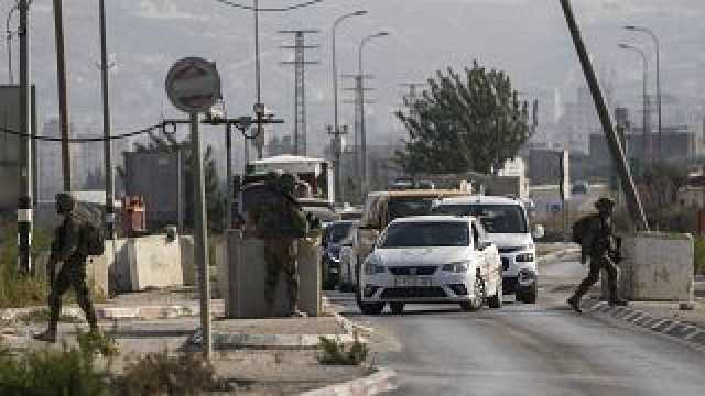 ظنوا أنهم فلسطينيون.. جنود إسرائيليون يطلقون النار على مستوطنين ملثمين ويصيبون أحدهم