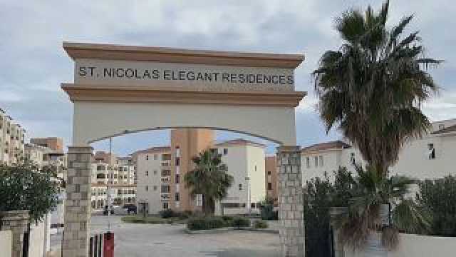 شاهد: إجلاء 600 طالب لجوء من مجمّع سكني مهجور في قبرص بعد احتجاج سكان المنطقة