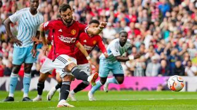 الدوري الإنجليزي: مانشستر يونايتد يعود من بعيد ليفوز على نوتنغهام وأرسنال يتعثر أمام فولهام