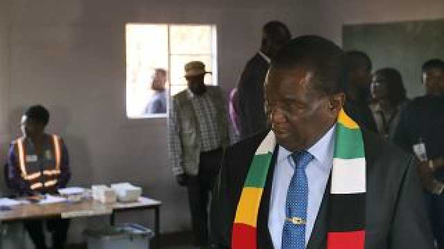 رئيس زيمبابوي يفوز بعهدة ثانية وسط اتهامات بـ'التزوير' و'قمع الناخبين'