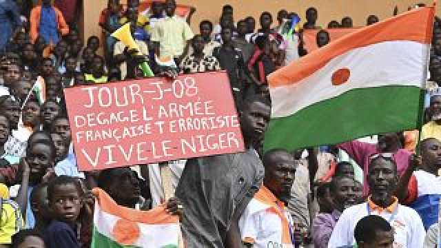 شاهد: تجمع كبير لمناصري انقلاب النيجر ابتهاجاً بطرد السفير الفرنسي
