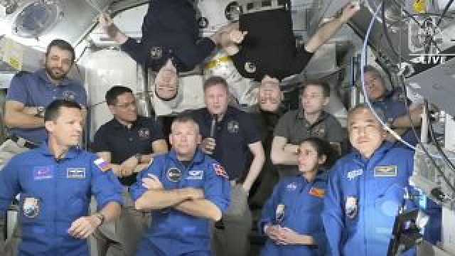 شاهد: فريق جديد من رواد الفضاء يصل إلى محطة الفضاء الدولية