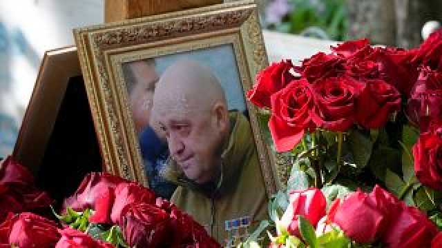 شاهد: روس يضعون أكاليل الزهور على قبر بريغوجين في سان بطرسبرغ
