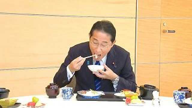 شاهد: رئيس وزراء اليابان يتناول أسماك فوكوشيما 'الآمنة واللذيذة' لتبديد المخاوف بشأن تصريف المياه
