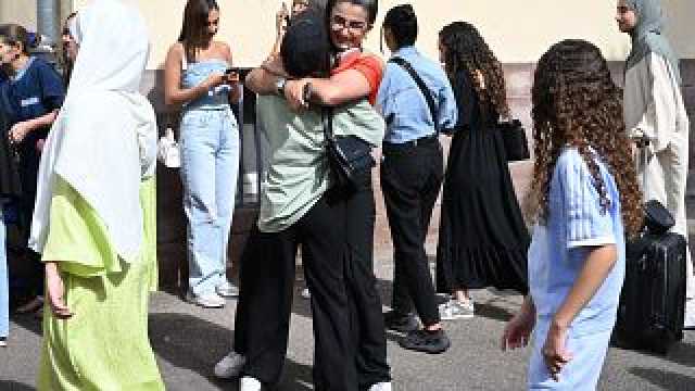رغم الحظر.. طالبات يرتدين العباءة في أول أيام العام الدراسي في فرنسا