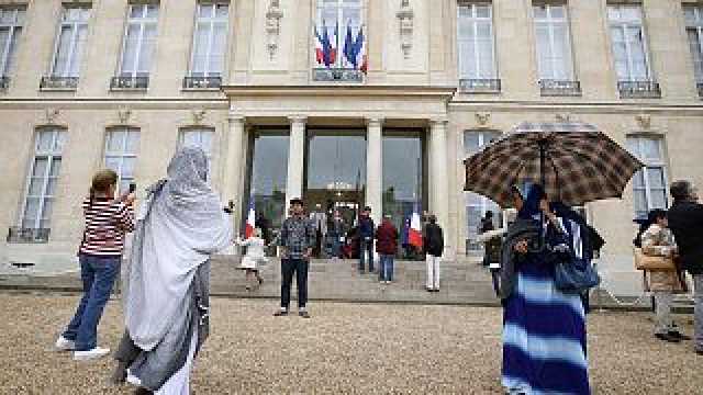 بعد اعتراض جمعية ' العمل من أجل حقوق المسلمين'.. مجلس الدولة الفرنسية يبت الخميس بقانونية حظر العباء