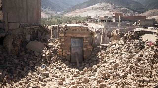 الآباء يدفنون أبنائهم.. قصص مروعة ومشاهد قاتمة خلفها زلزال المغرب