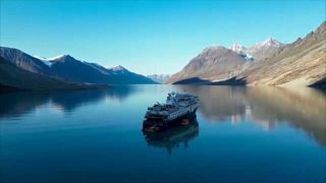 شاهد: تحرير سفينة سياحية فاخرة بعد جنوحها بالقطب الشمالي قرب غرينلاند