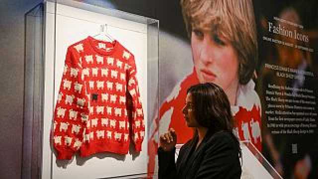 بيع كنزة الأميرة ديانا الحمراء المطبّعة بالخراف في مزاد والقطعة تحصد مبلغ 1,1 مليون دولار