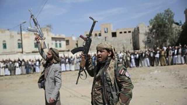 بالتزامن مع المفاوضات مع السعودية.. الحوثيون ينظمون عرضًا عسكريًا في صنعاء
