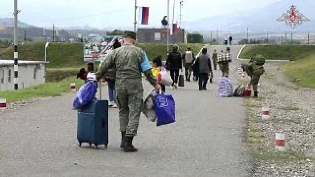 مجموعة أولى من لاجئي قره باغ معظمهم نساء وأطفال ومسنون تدخل أرمينيا