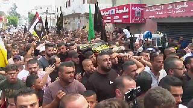 شاهد: المئات يشاركون في تشييع جثمان فلسطيني قتلته القوات الإسرائيلية خلال مواجهات قرب جنين
