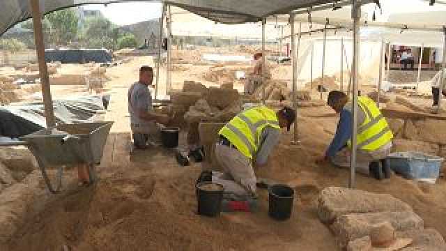 العثور على قبور تعود لألفي عام في أول مقبرة رومانية كاملة مكتشفة في غزة