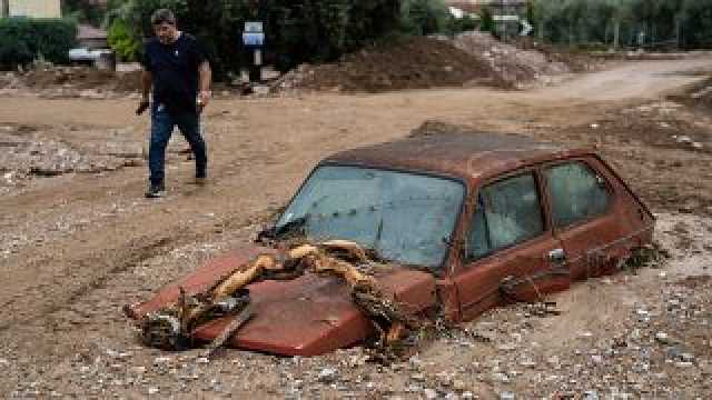 بيوت ملأها الوحل وسيارات جرفتها السيول... هكذا بدا المشهد في اليونان بعد عاصفة 'إلياس'