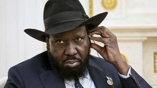 مرتبكًا وأسقط سماعة الترجمة على الأرض.. رئيس جنوب السودان في موقف محرج وبوتين يتدخل