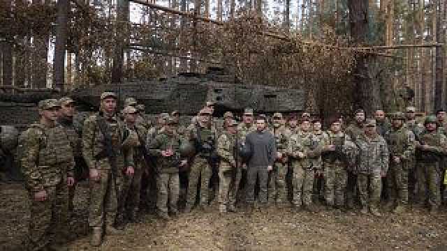 المدفعية الأوكرانية توجه نيرانها نحو القوات الروسية في مدينة ميليتوبول من منطقة زابوريجيا