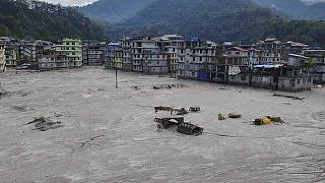 شاهد: أسوأ فيضانات تشهدها الهند.. 56 قتيلاً والجيش يحذر من ذخائر جرفتها المياه (مشاهد مروعة)