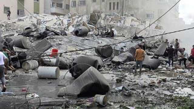 شاهد| السيوف الحديدية: سكّان غزة يتفقدون حجم الدمار جراء قصف جوي إسرائيلي طال المباني والممتلكات