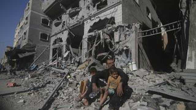 شاهد: قصف إسرائيلي عنيف على 'مخيم الشاطئ' في غزة والسكّان يبجثون عن ناجين تحت الأنقاض